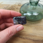 Sugiliet trommelstenen – curated crystal by Marga Jacobs | rust, symboliek en intuïtieve zelfzorg