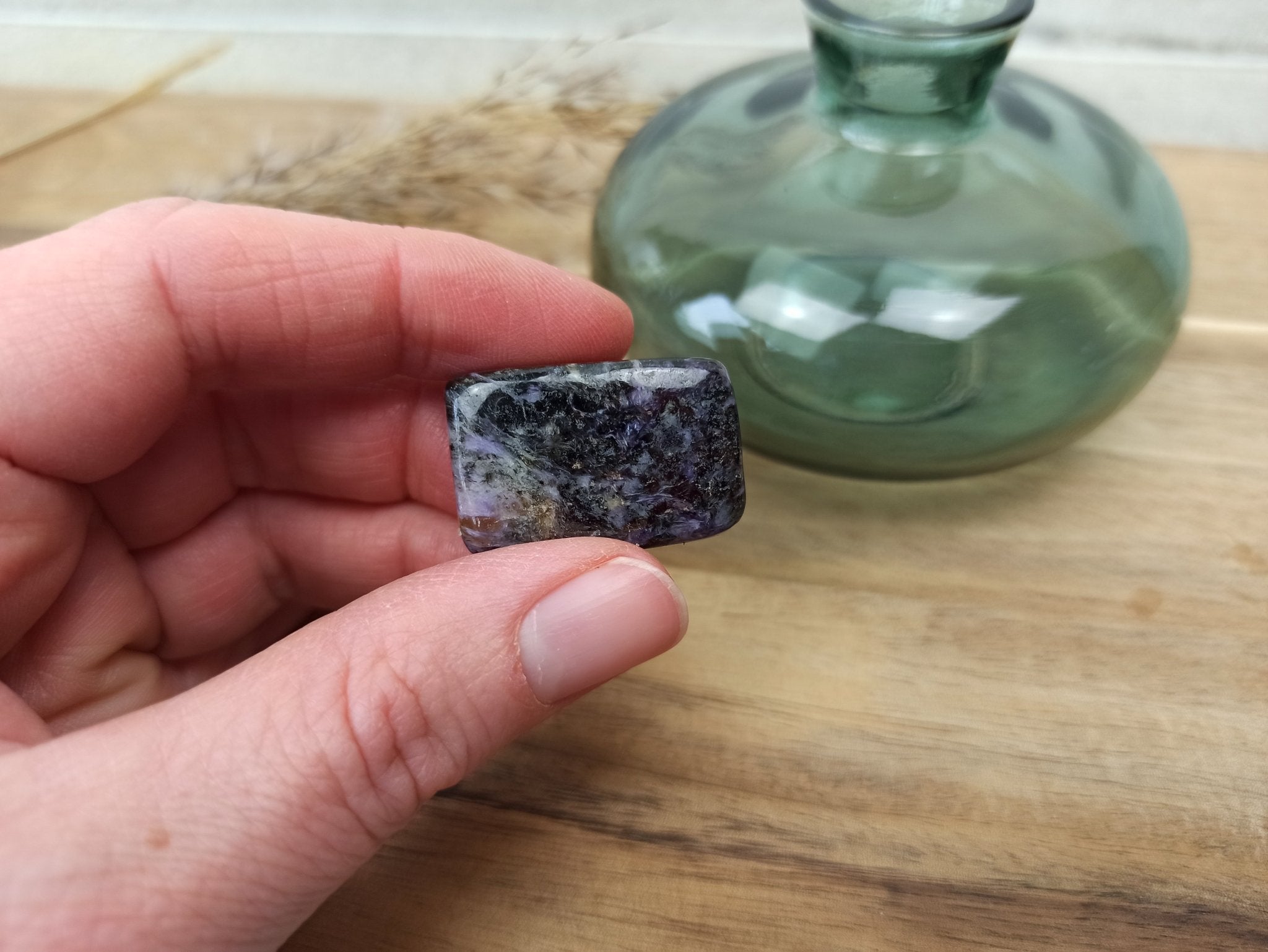 Sugiliet trommelstenen – curated crystal by Marga Jacobs | rust, symboliek en intuïtieve zelfzorg