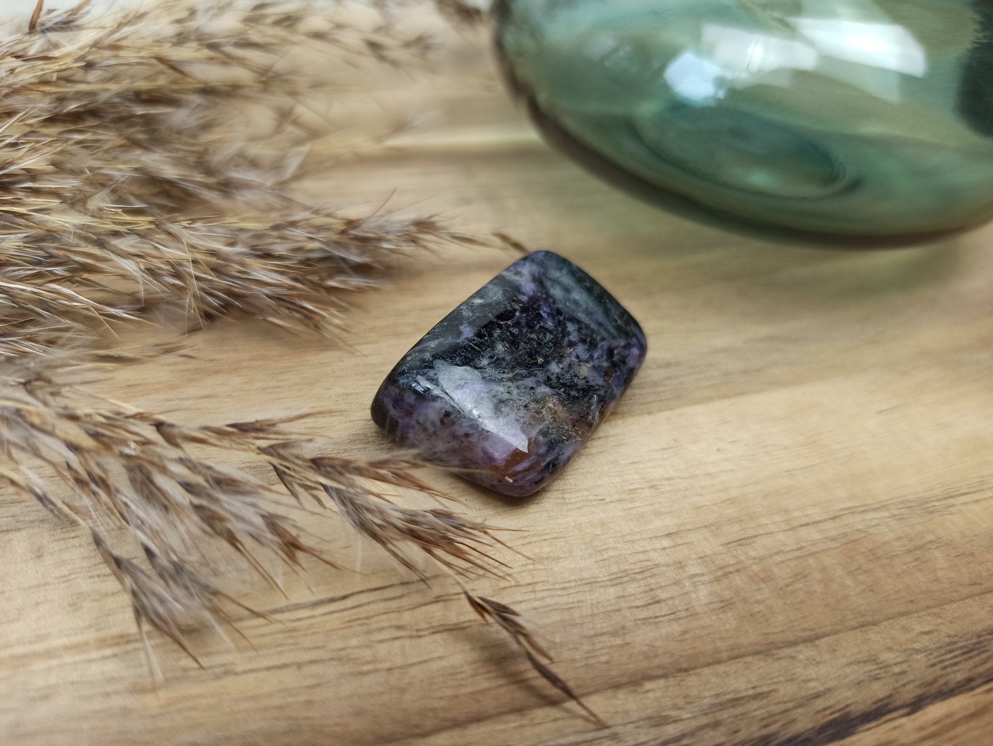 Sugiliet trommelstenen – curated crystal by Marga Jacobs | rust, symboliek en intuïtieve zelfzorg