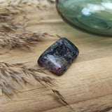 Sugiliet trommelstenen – curated crystal by Marga Jacobs | rust, symboliek en intuïtieve zelfzorg