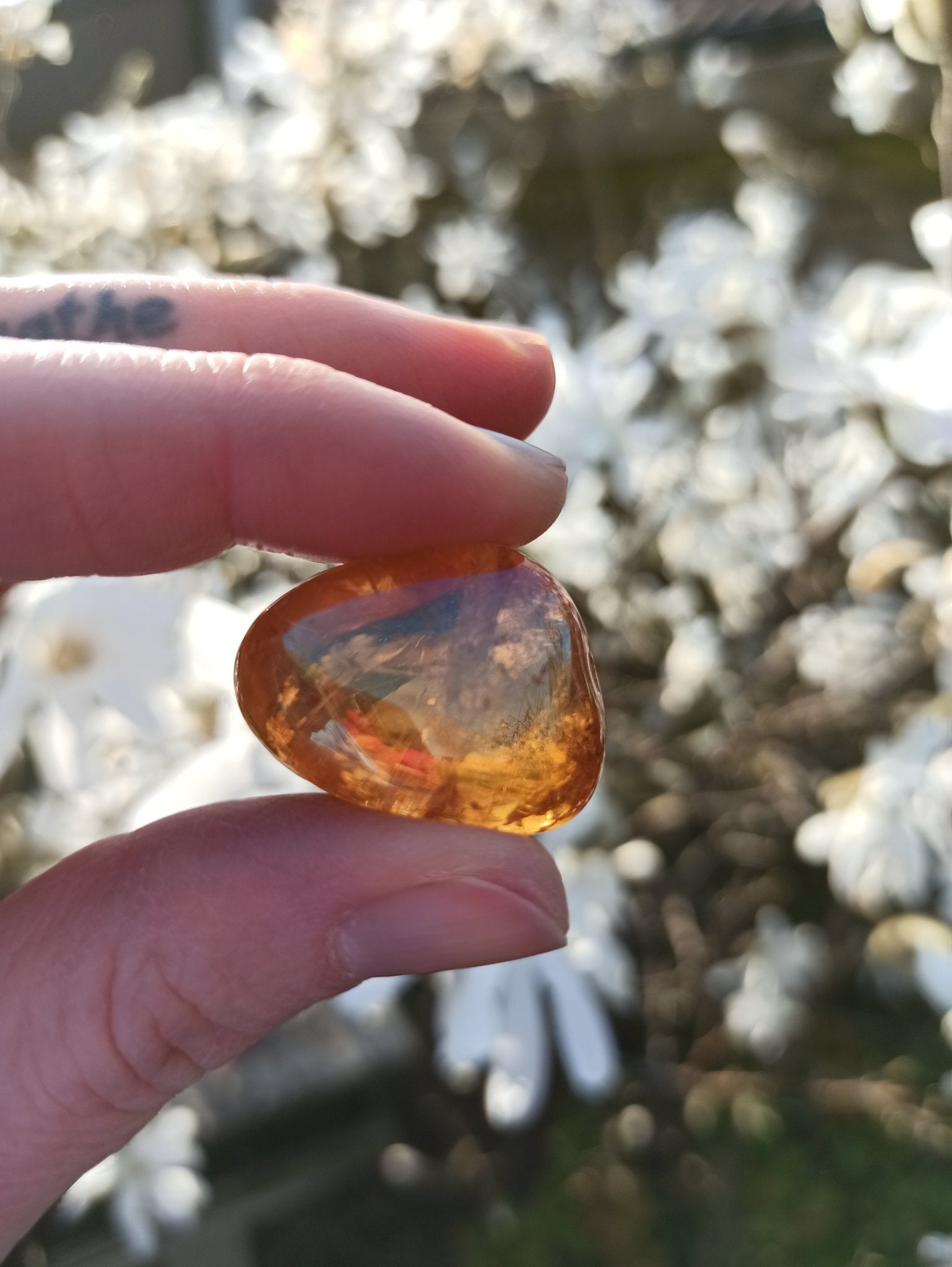 Sunshine Aura trommelstenen – curated crystal by Marga Jacobs | rust, symboliek en intuïtieve zelfzorg