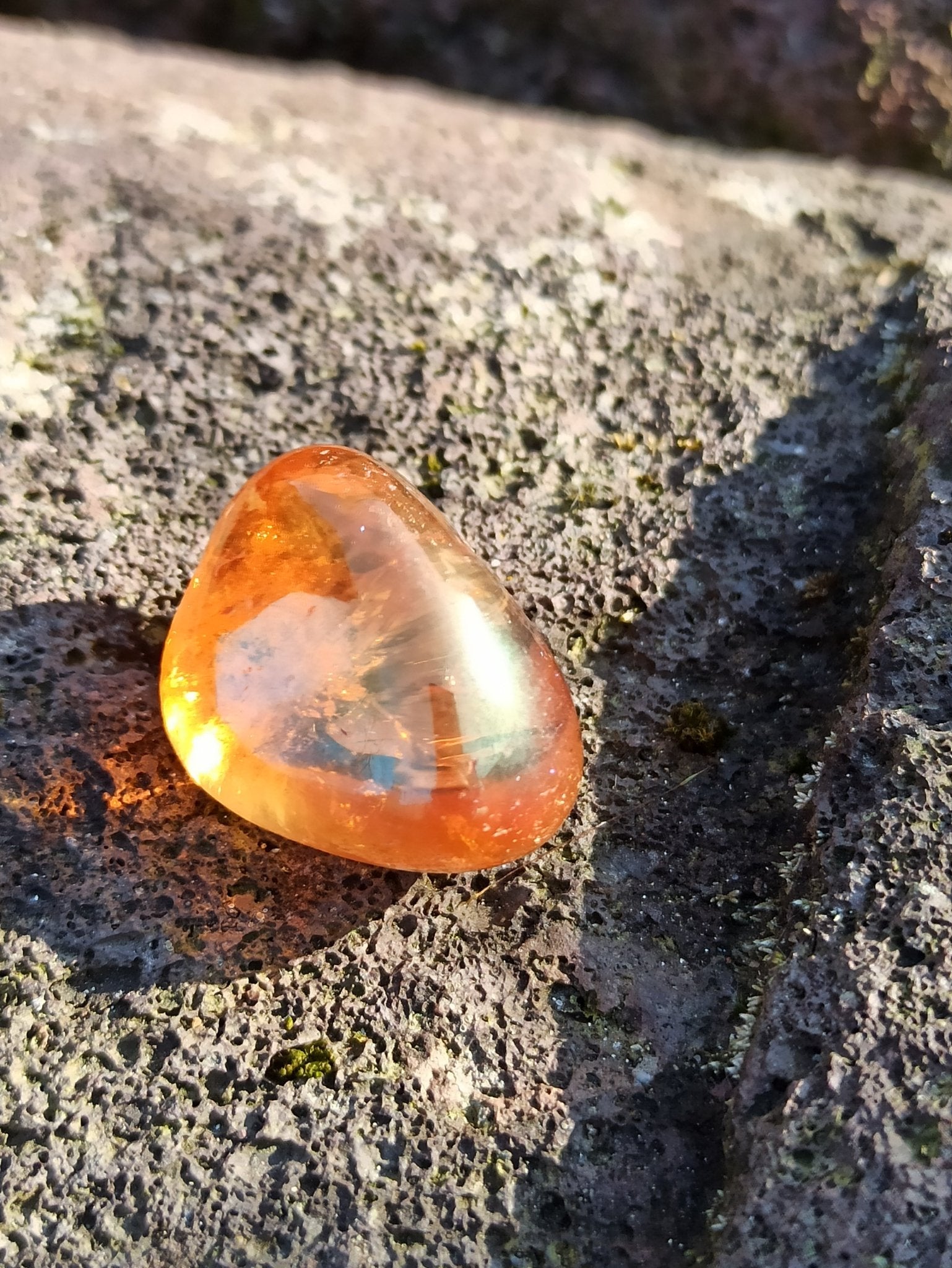 Sunshine Aura trommelstenen – curated crystal by Marga Jacobs | rust, symboliek en intuïtieve zelfzorg