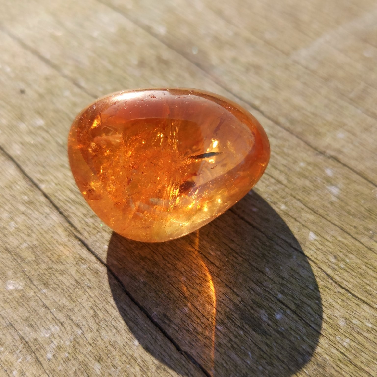 Sunshine Aura trommelstenen – curated crystal by Marga Jacobs | rust, symboliek en intuïtieve zelfzorg
