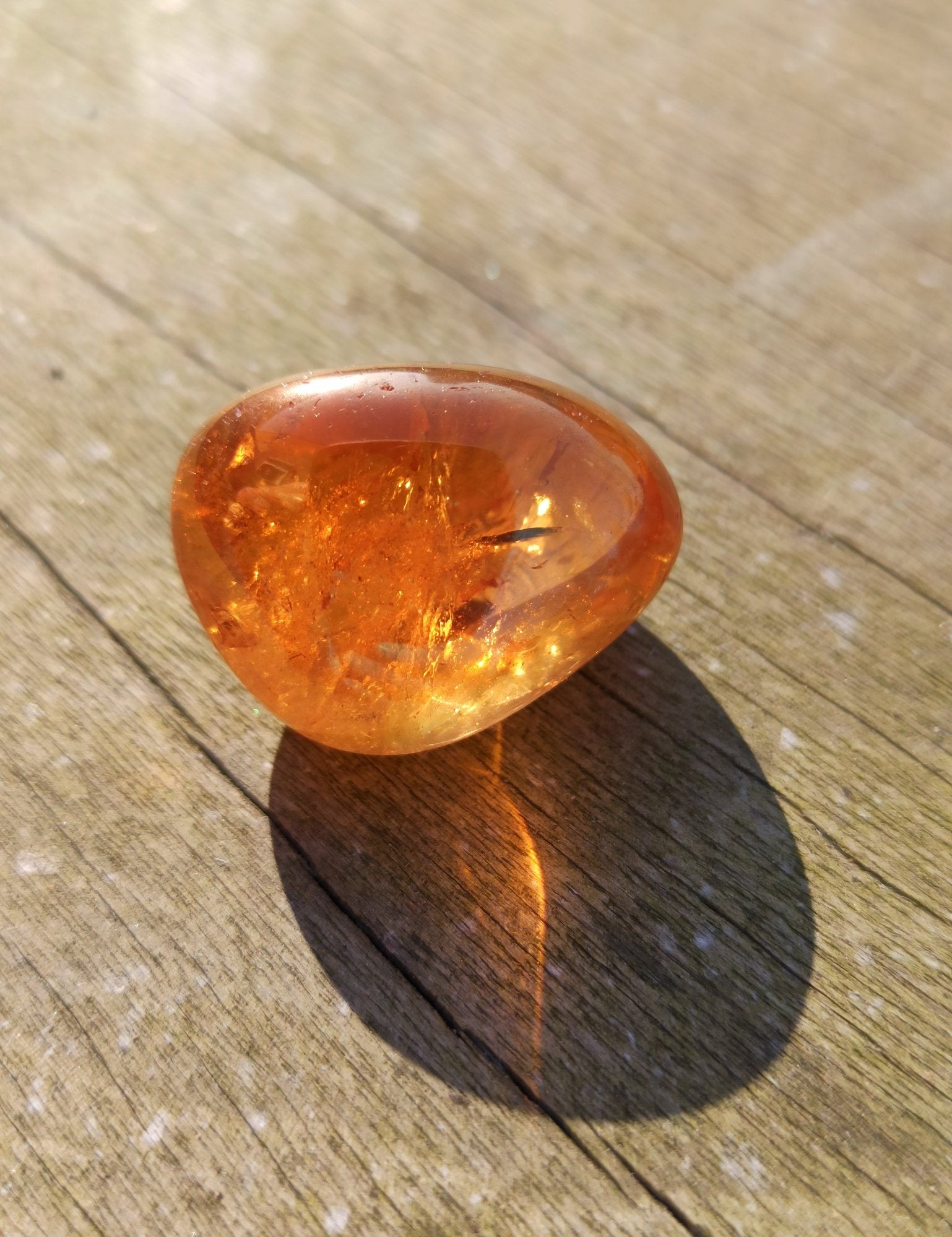 Sunshine Aura trommelstenen – curated crystal by Marga Jacobs | rust, symboliek en intuïtieve zelfzorg