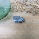 Tanzaniet (lavendelblauw zoïsiet) trommelstenen – curated crystal by Marga Jacobs | rust, symboliek en intuïtieve zelfzorg