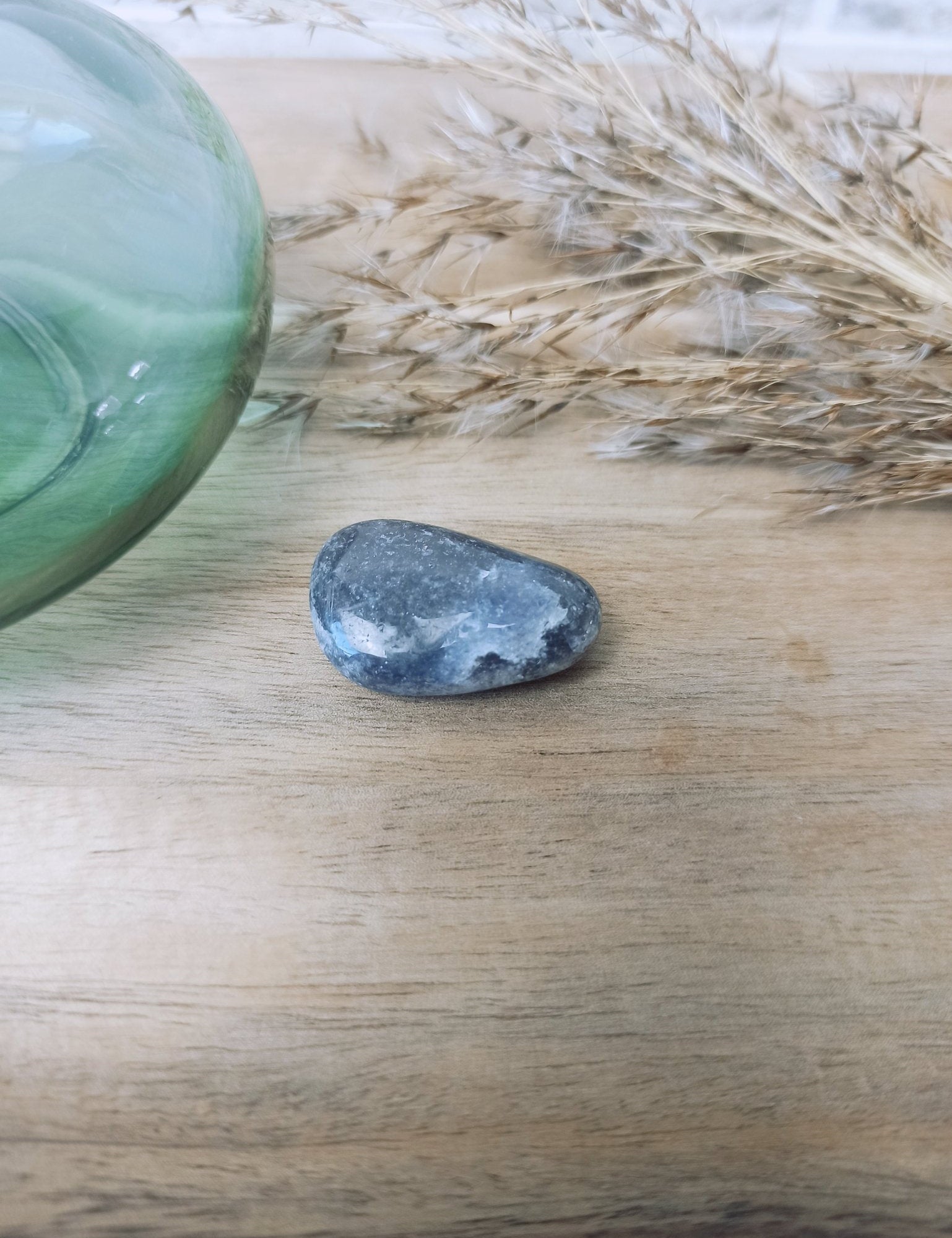 Tanzaniet (lavendelblauw zoïsiet) trommelstenen – curated crystal by Marga Jacobs | rust, symboliek en intuïtieve zelfzorg