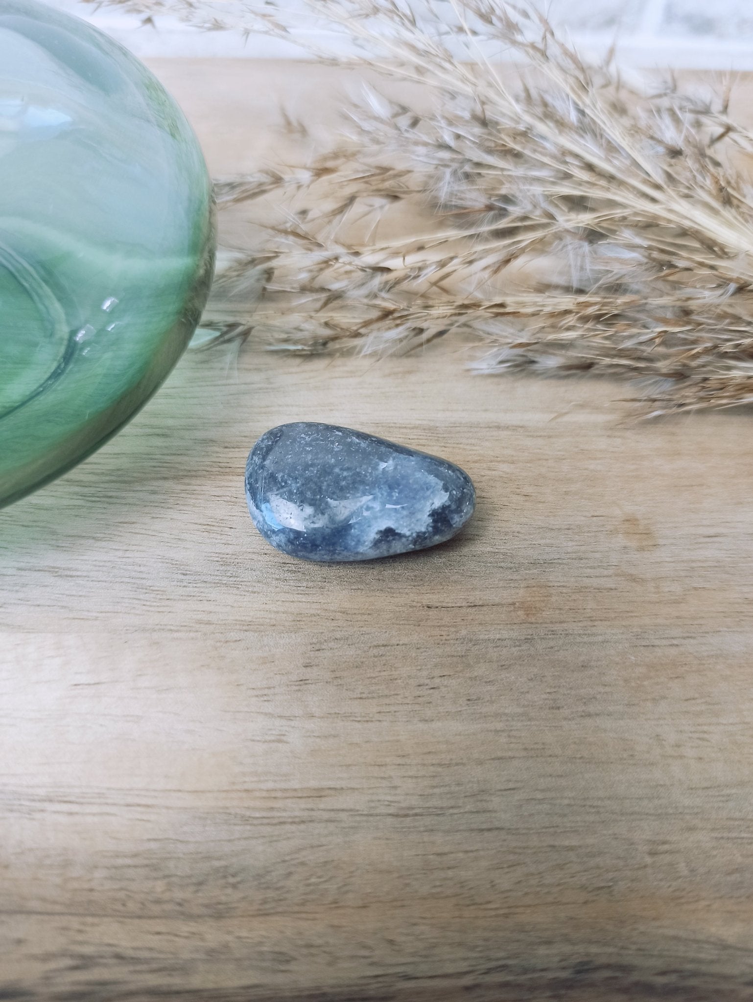 Tanzaniet (lavendelblauw zoïsiet) trommelstenen – curated crystal by Marga Jacobs | rust, symboliek en intuïtieve zelfzorg