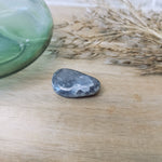 Tanzaniet (lavendelblauw zoïsiet) trommelstenen – curated crystal by Marga Jacobs | rust, symboliek en intuïtieve zelfzorg