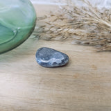 Tanzaniet (lavendelblauw zoïsiet) trommelstenen – curated crystal by Marga Jacobs | rust, symboliek en intuïtieve zelfzorg