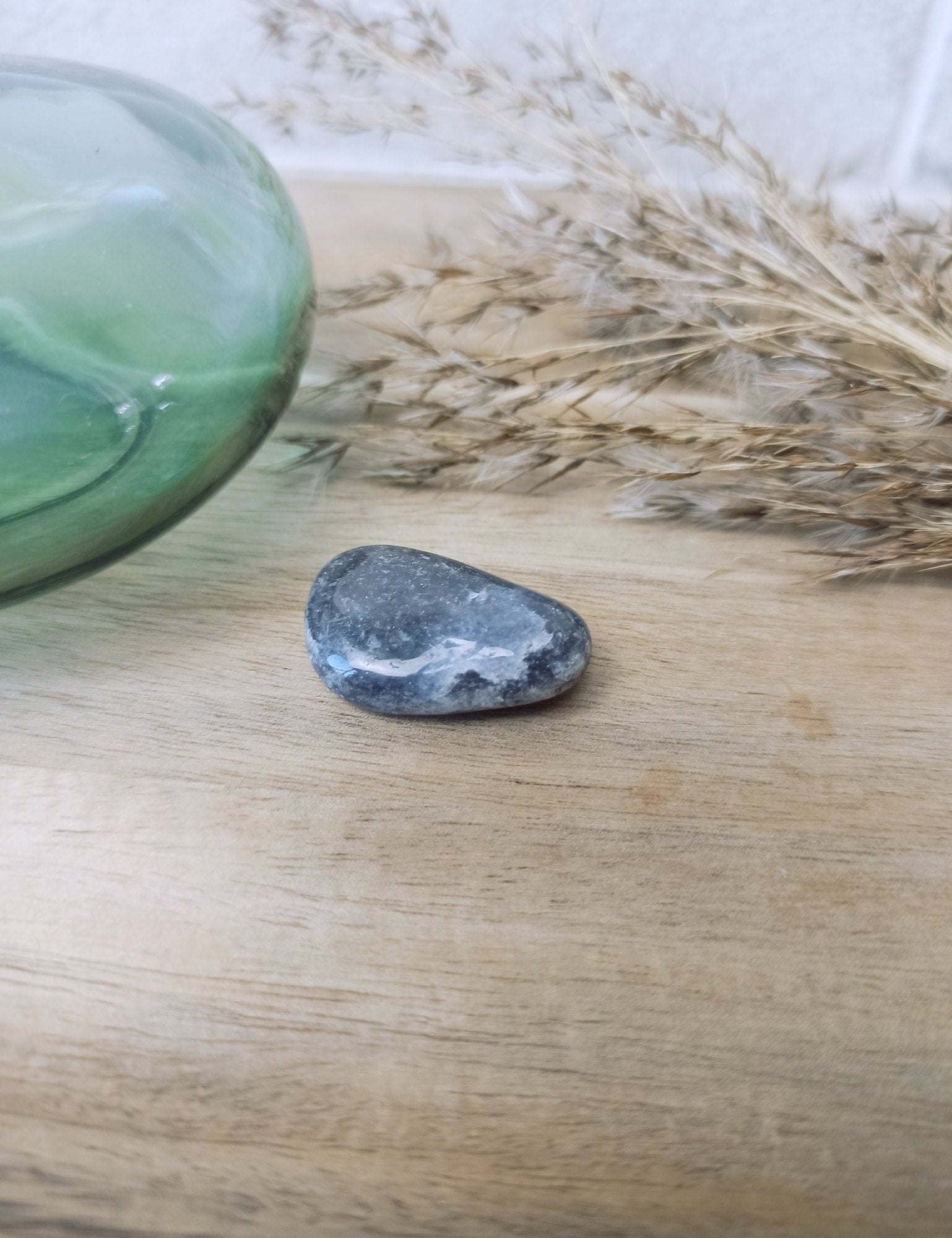 Tanzaniet (lavendelblauw zoïsiet) trommelstenen – curated crystal by Marga Jacobs | rust, symboliek en intuïtieve zelfzorg