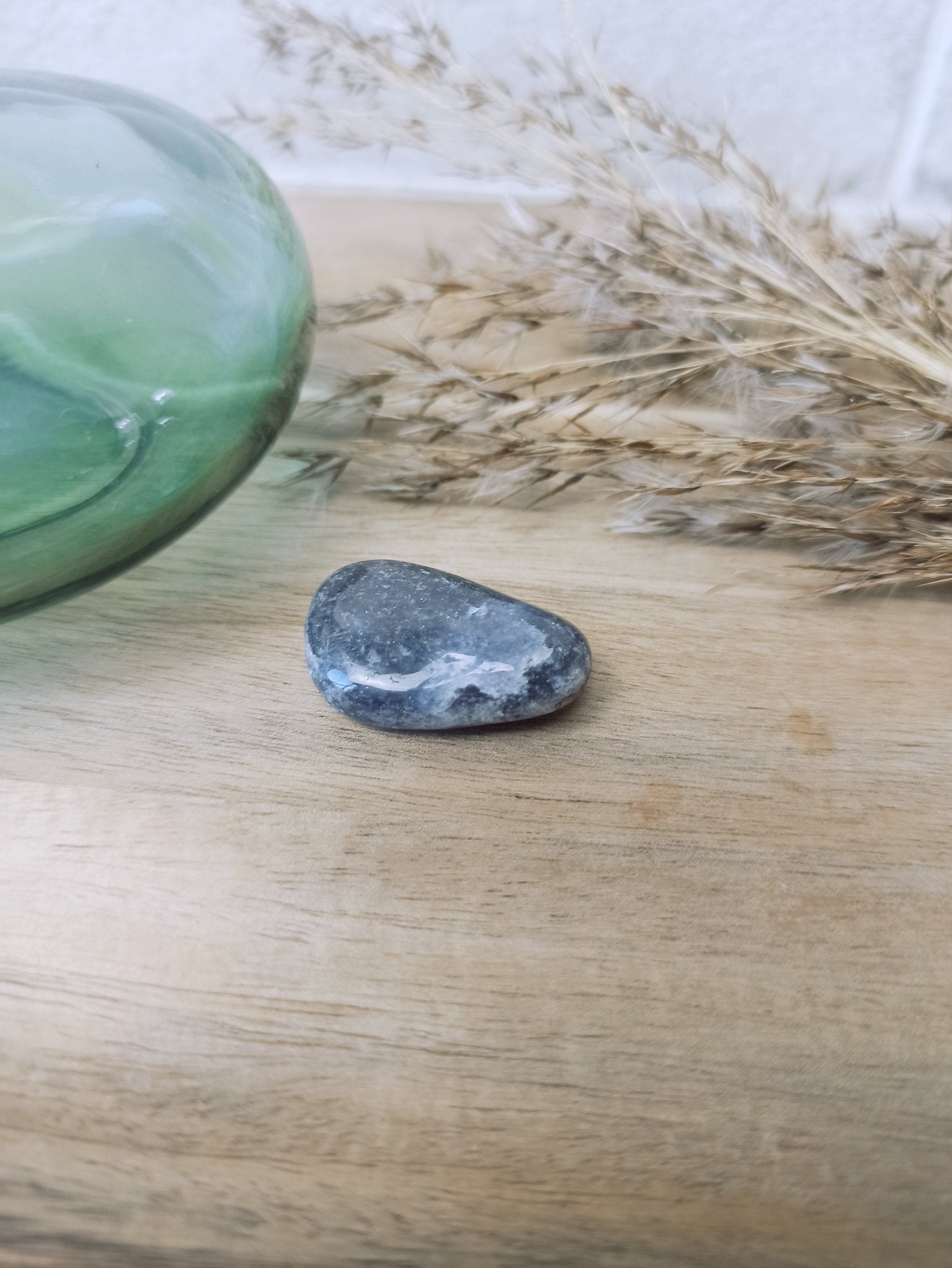 Tanzaniet (lavendelblauw zoïsiet) trommelstenen – curated crystal by Marga Jacobs | rust, symboliek en intuïtieve zelfzorg