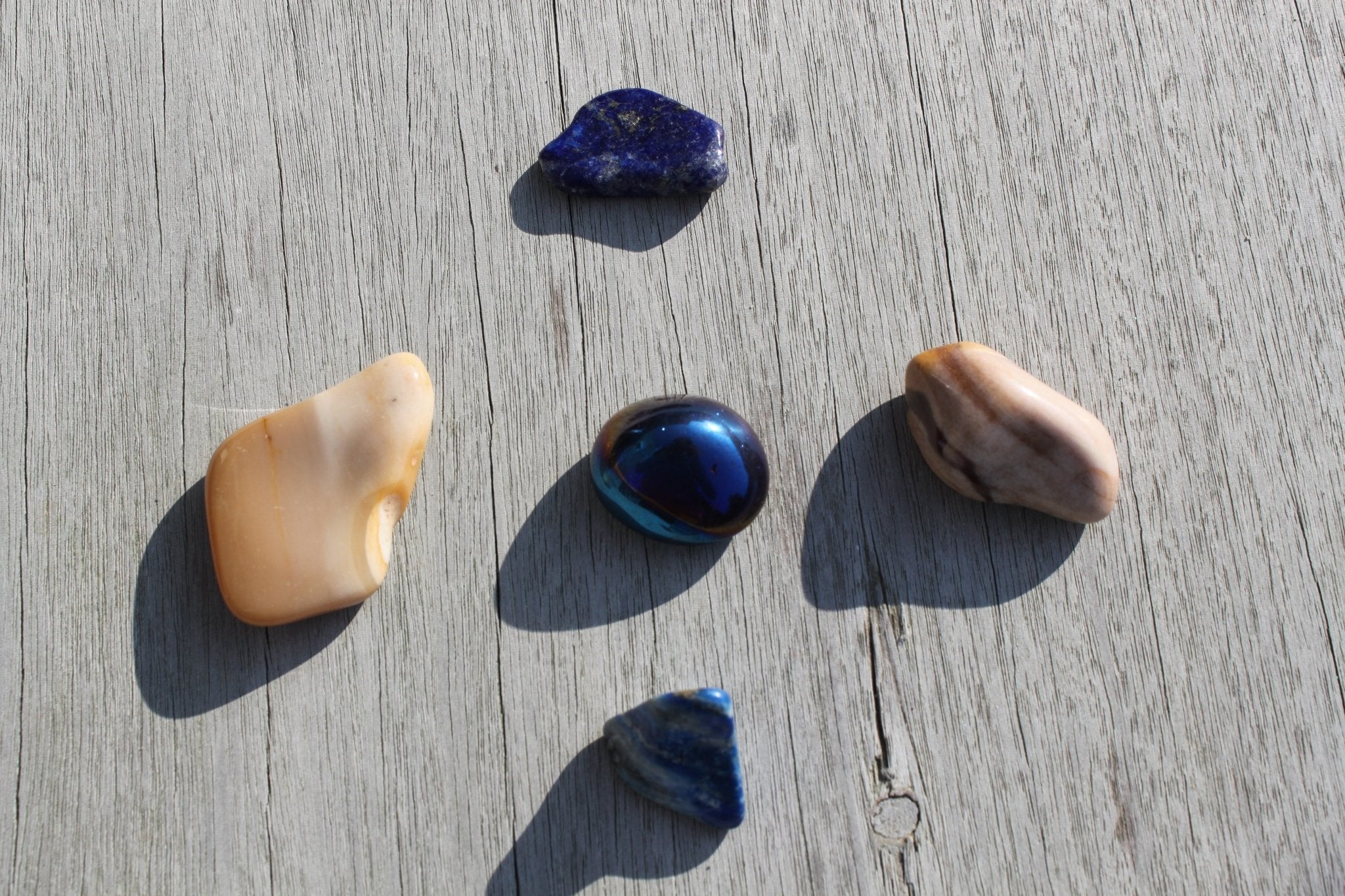 Tanzien Titanium Aura trommelstenen – curated crystal by Marga Jacobs | rust, symboliek en intuïtieve zelfzorg