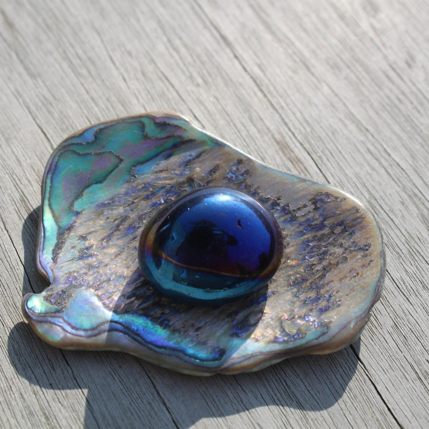 Tanzien Titanium Aura trommelstenen – curated crystal by Marga Jacobs | rust, symboliek en intuïtieve zelfzorg