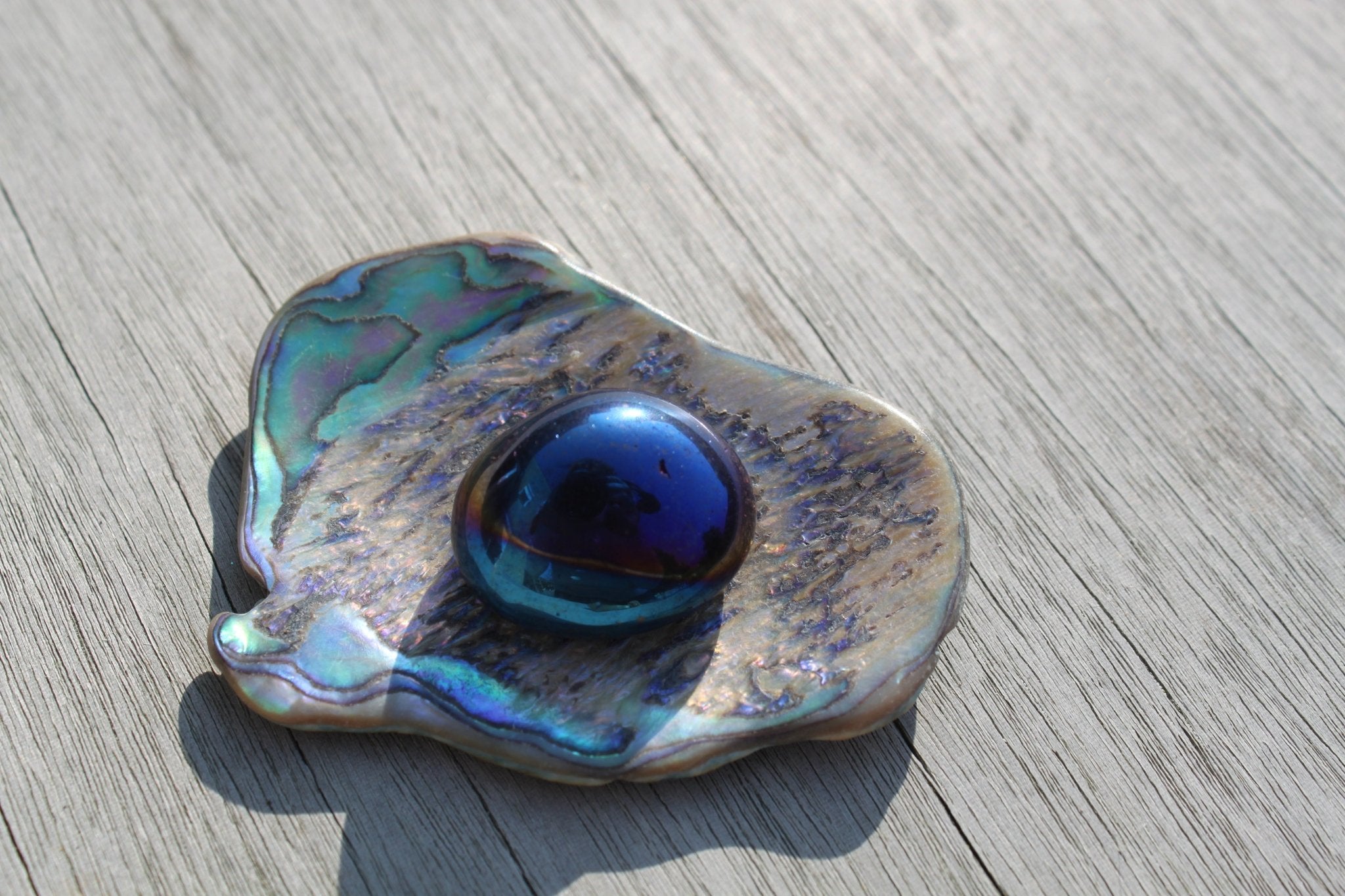 Tanzien Titanium Aura trommelstenen – curated crystal by Marga Jacobs | rust, symboliek en intuïtieve zelfzorg