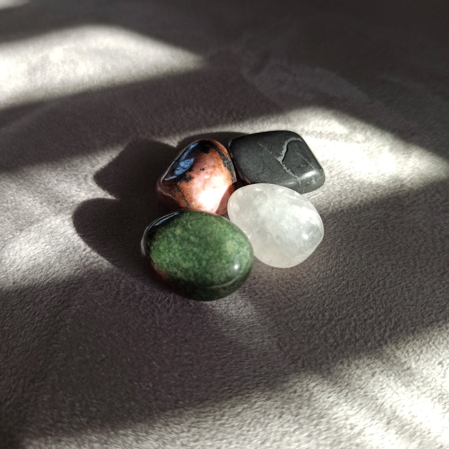 Tegen muggen en vlooien edelsteenwaterset (mensen) – curated crystal by Marga Jacobs | rust, symboliek en intuïtieve zelfzorg