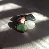 Tegen muggen en vlooien edelsteenwaterset (mensen) – curated crystal by Marga Jacobs | rust, symboliek en intuïtieve zelfzorg