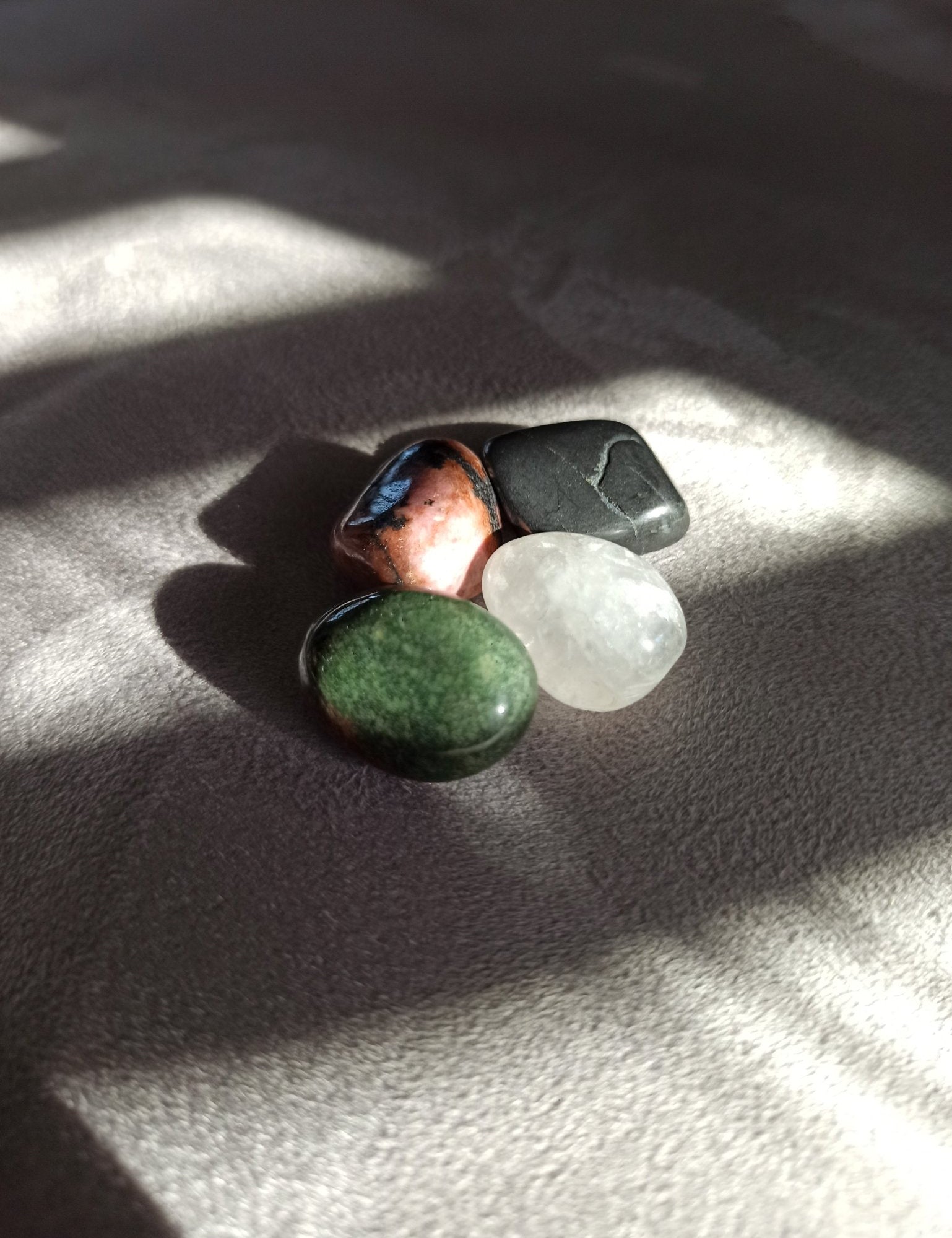 Tegen muggen en vlooien edelsteenwaterset (mensen) – curated crystal by Marga Jacobs | rust, symboliek en intuïtieve zelfzorg