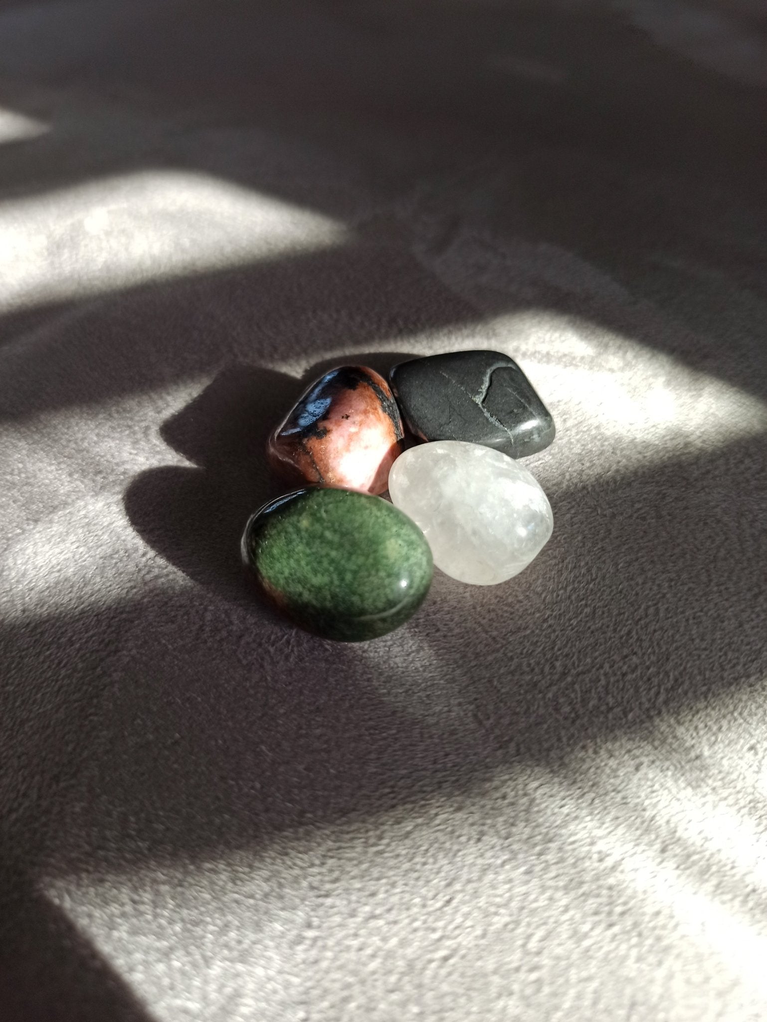 Tegen muggen en vlooien edelsteenwaterset (mensen) – curated crystal by Marga Jacobs | rust, symboliek en intuïtieve zelfzorg