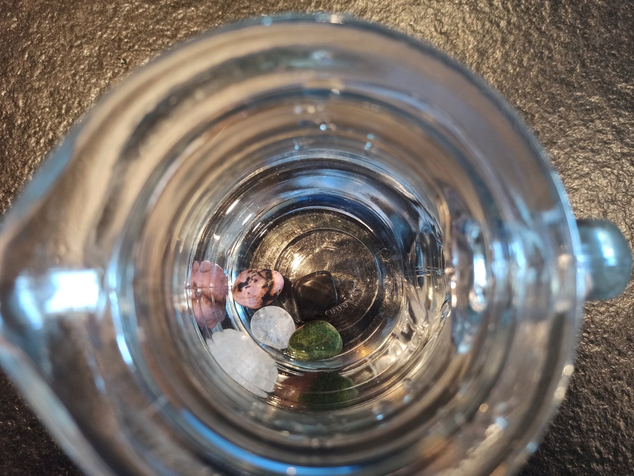 Tegen muggen en vlooien edelsteenwaterset (mensen) – curated crystal by Marga Jacobs | rust, symboliek en intuïtieve zelfzorg