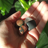 Tegen muggen en vlooien edelsteenwaterset (mensen) – curated crystal by Marga Jacobs | rust, symboliek en intuïtieve zelfzorg