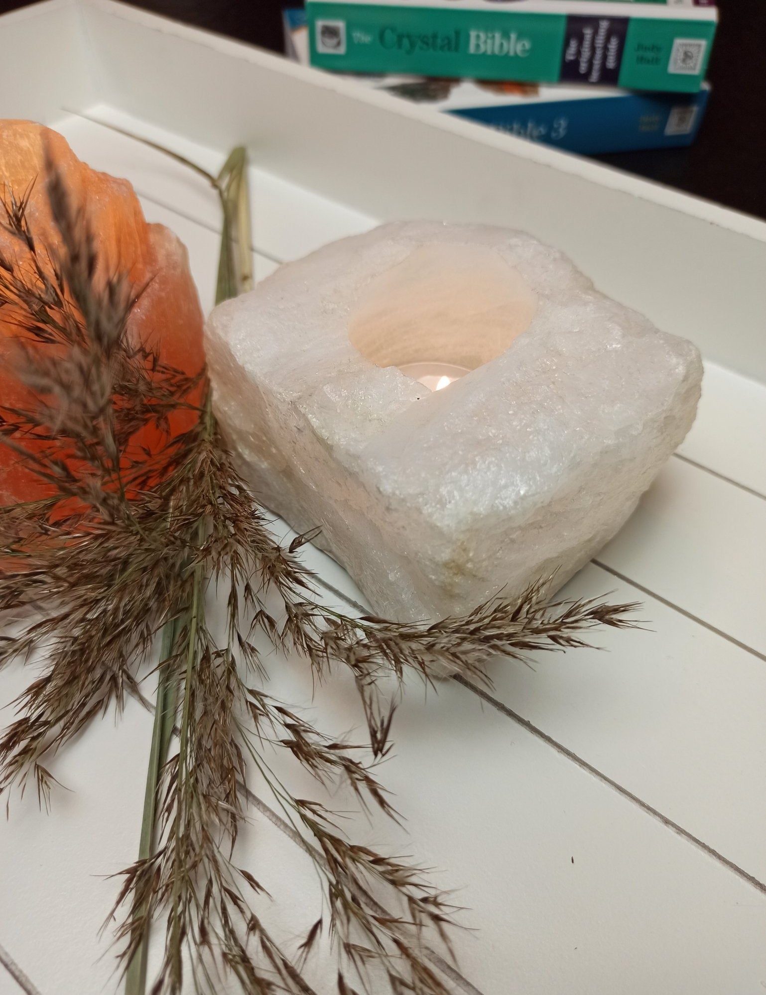 Theelichthouder Bergkristal (wit) – curated crystal by Marga Jacobs | rust, symboliek en intuïtieve zelfzorg