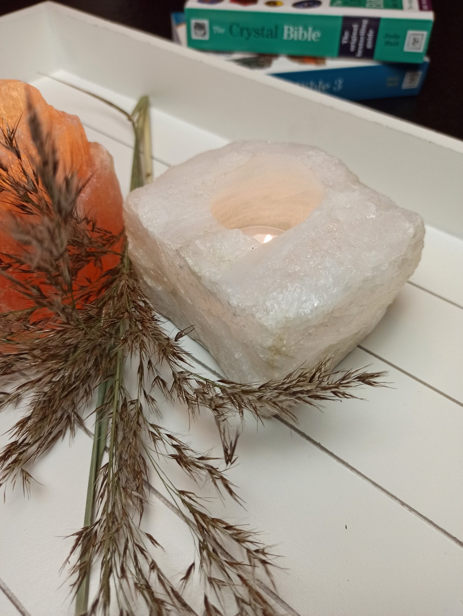 Theelichthouder Bergkristal (wit) – curated crystal by Marga Jacobs | rust, symboliek en intuïtieve zelfzorg