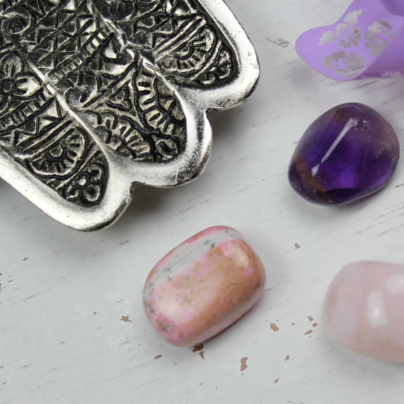 Thuliet trommelstenen – curated crystal by Marga Jacobs | rust, symboliek en intuïtieve zelfzorg