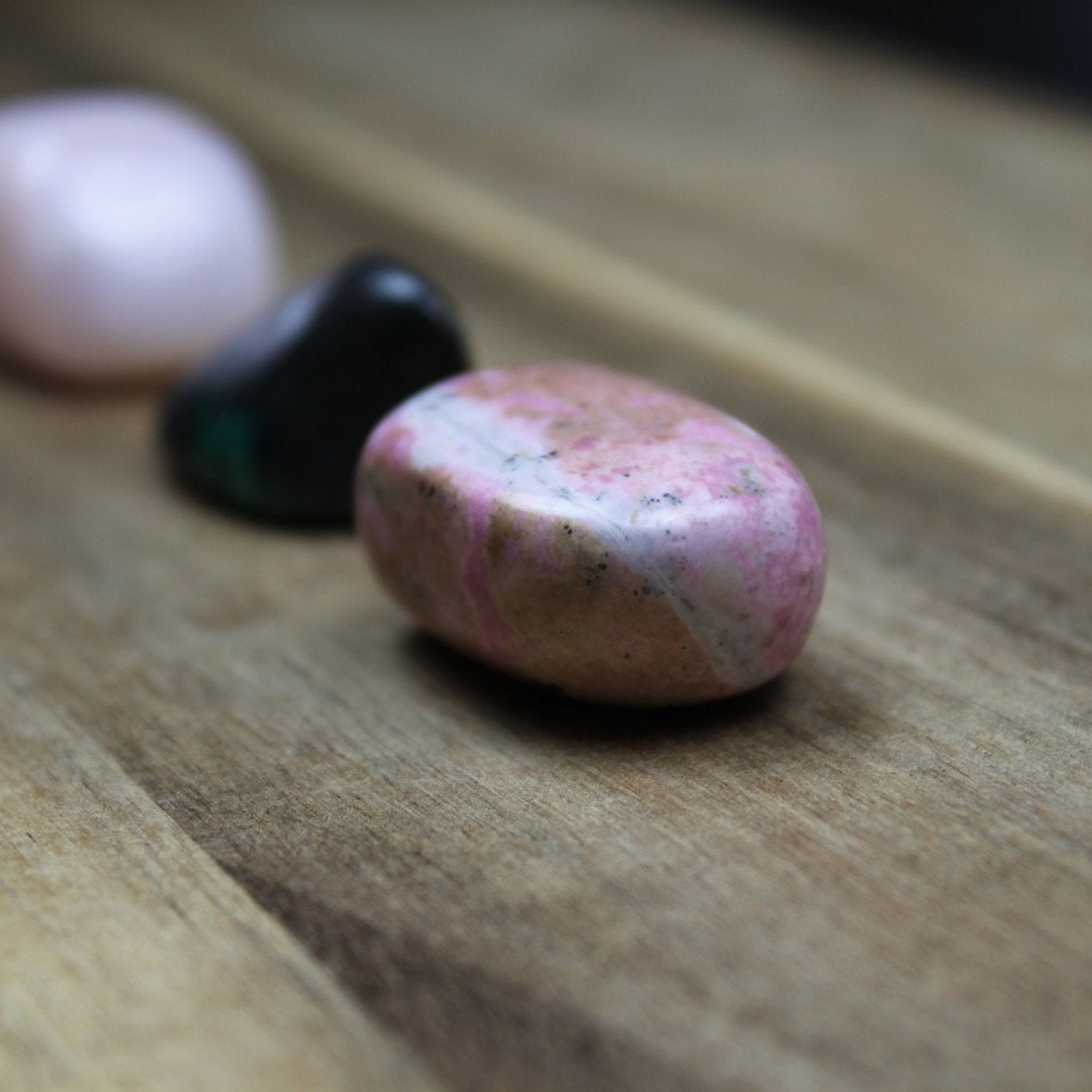 Thuliet trommelstenen – curated crystal by Marga Jacobs | rust, symboliek en intuïtieve zelfzorg