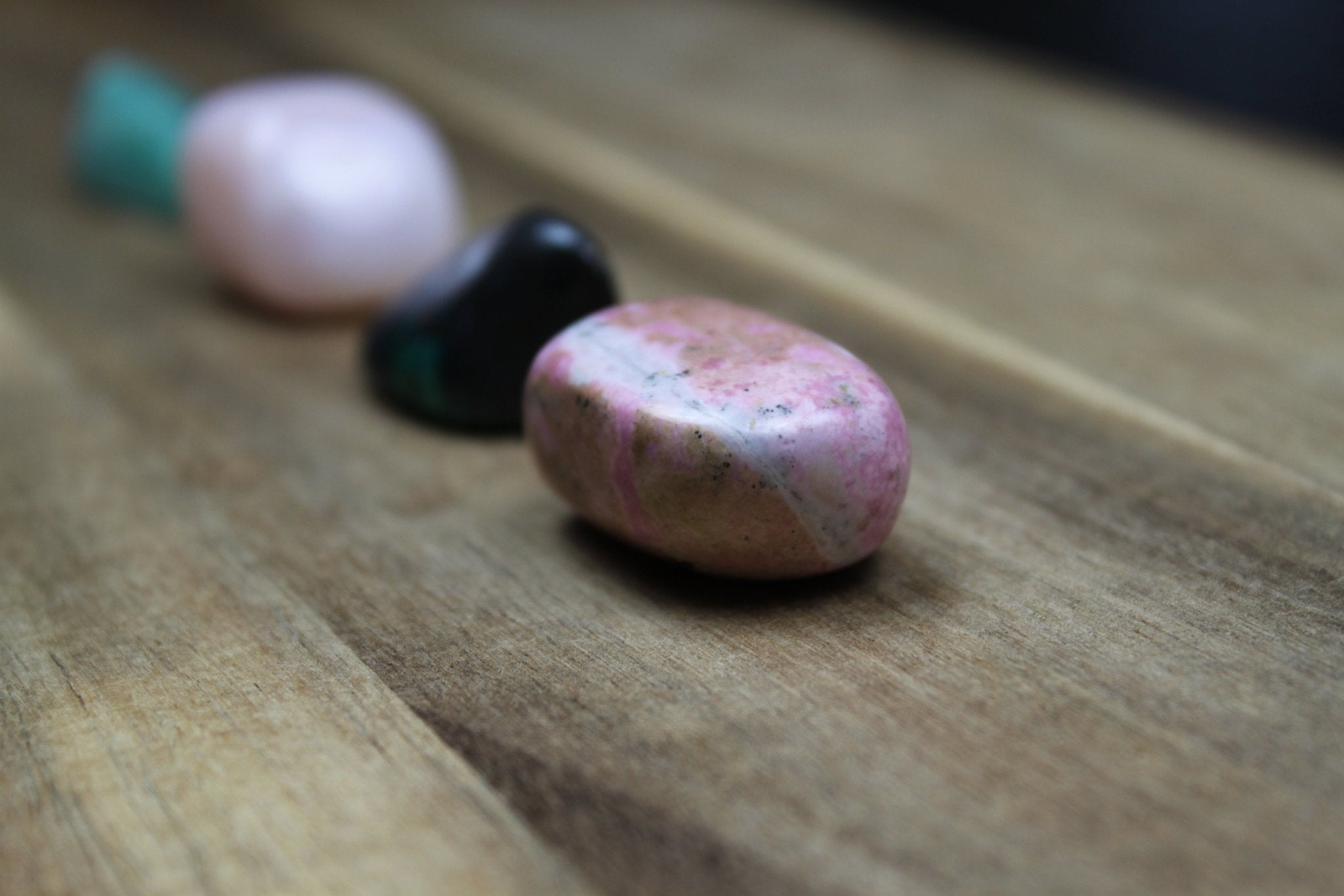 Thuliet trommelstenen – curated crystal by Marga Jacobs | rust, symboliek en intuïtieve zelfzorg