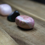 Thuliet trommelstenen – curated crystal by Marga Jacobs | rust, symboliek en intuïtieve zelfzorg