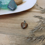 Tijgerijzer edelsteen hanger hart | 12 mm – curated crystal by Marga Jacobs | rust, symboliek en intuïtieve zelfzorg