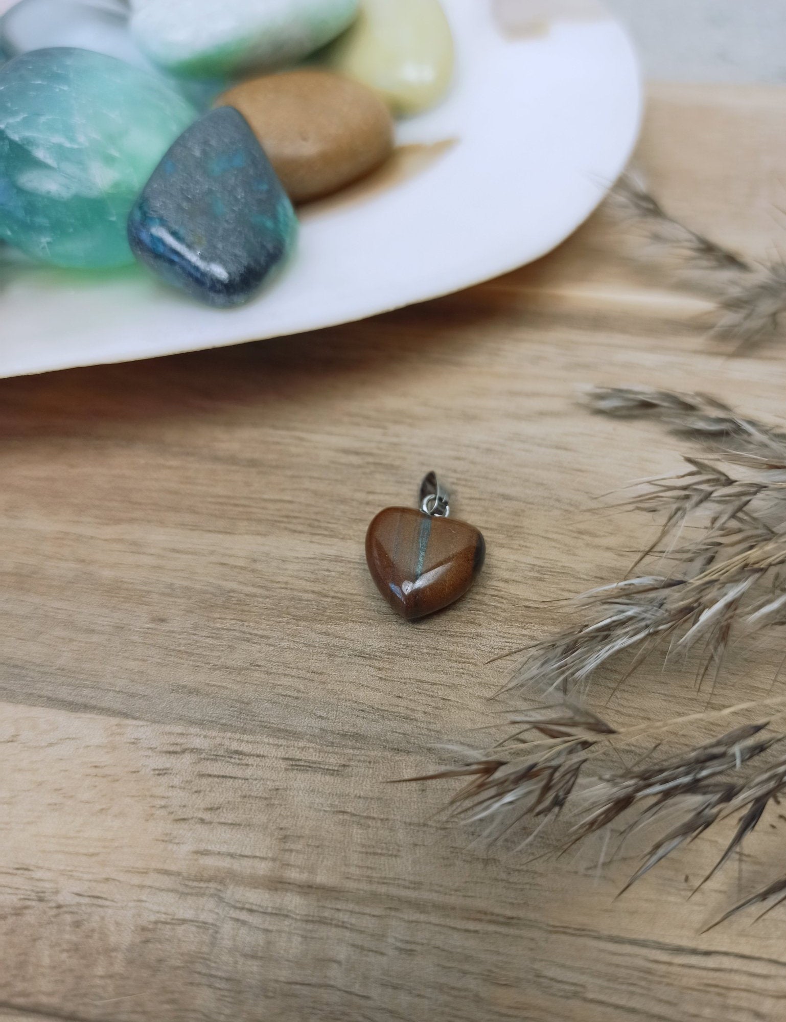 Tijgerijzer edelsteen hanger hart | 12 mm – curated crystal by Marga Jacobs | rust, symboliek en intuïtieve zelfzorg