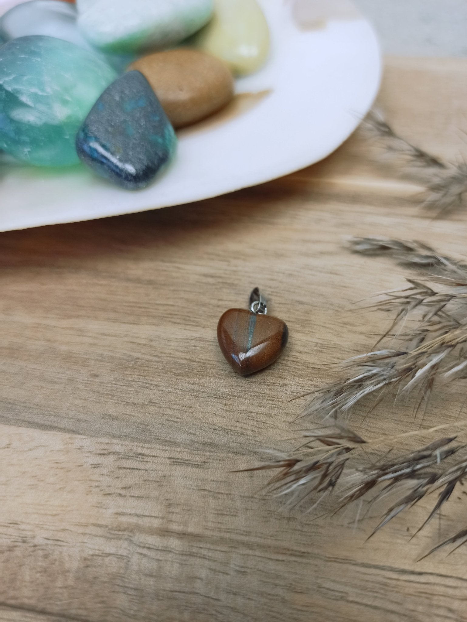 Tijgerijzer edelsteen hanger hart | 12 mm – curated crystal by Marga Jacobs | rust, symboliek en intuïtieve zelfzorg