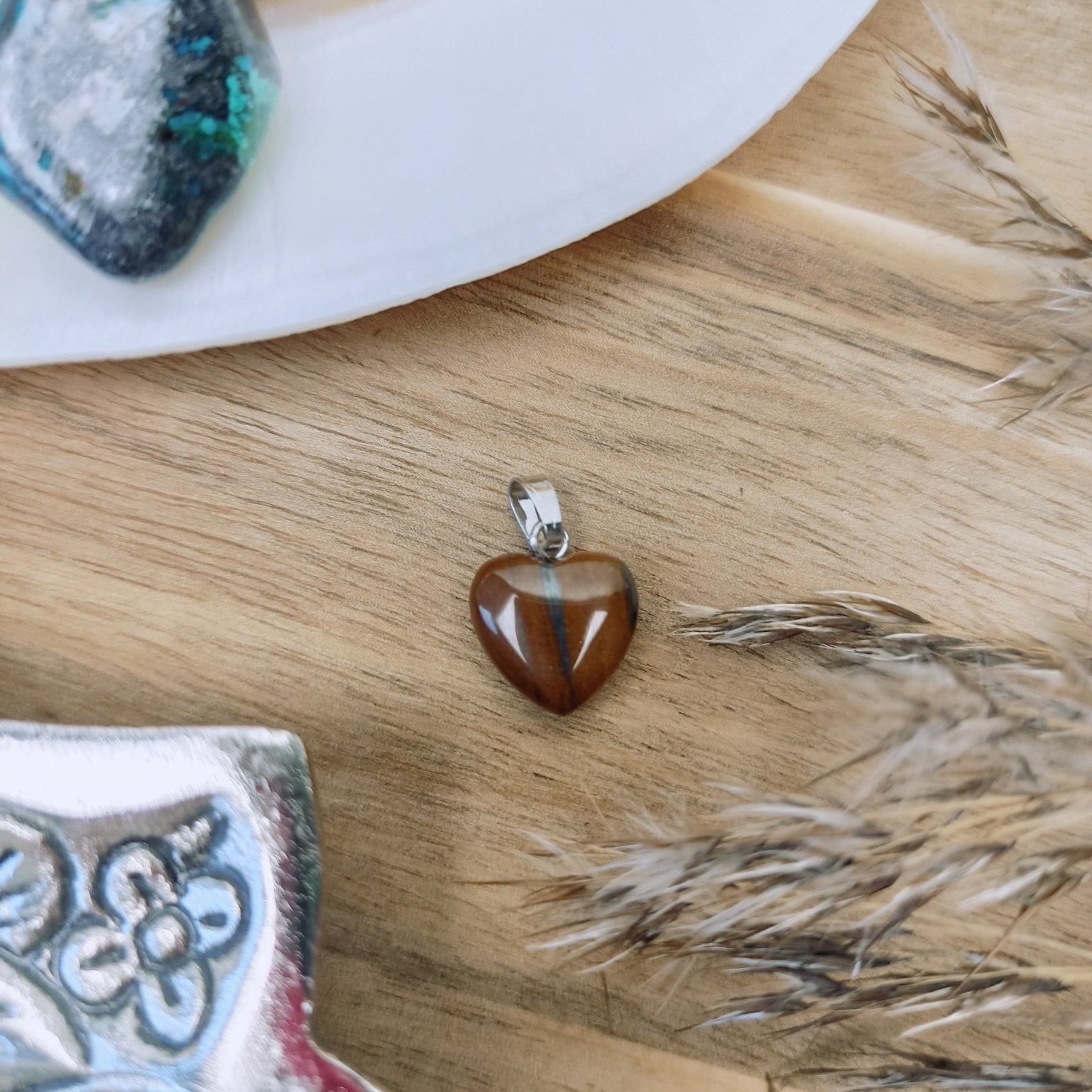 Tijgerijzer edelsteen hanger hart | 12 mm – curated crystal by Marga Jacobs | rust, symboliek en intuïtieve zelfzorg