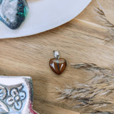 Tijgerijzer edelsteen hanger hart | 12 mm – curated crystal by Marga Jacobs | rust, symboliek en intuïtieve zelfzorg