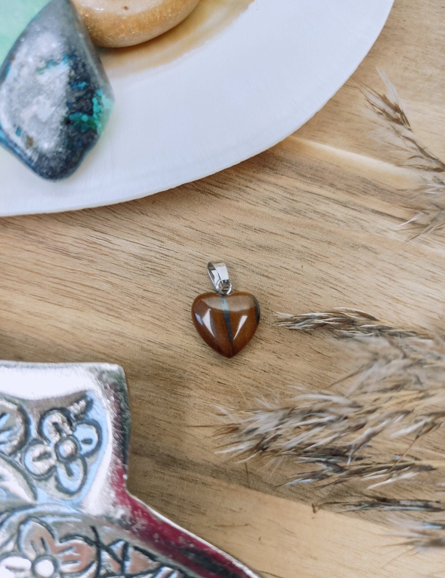 Tijgerijzer edelsteen hanger hart | 12 mm – curated crystal by Marga Jacobs | rust, symboliek en intuïtieve zelfzorg