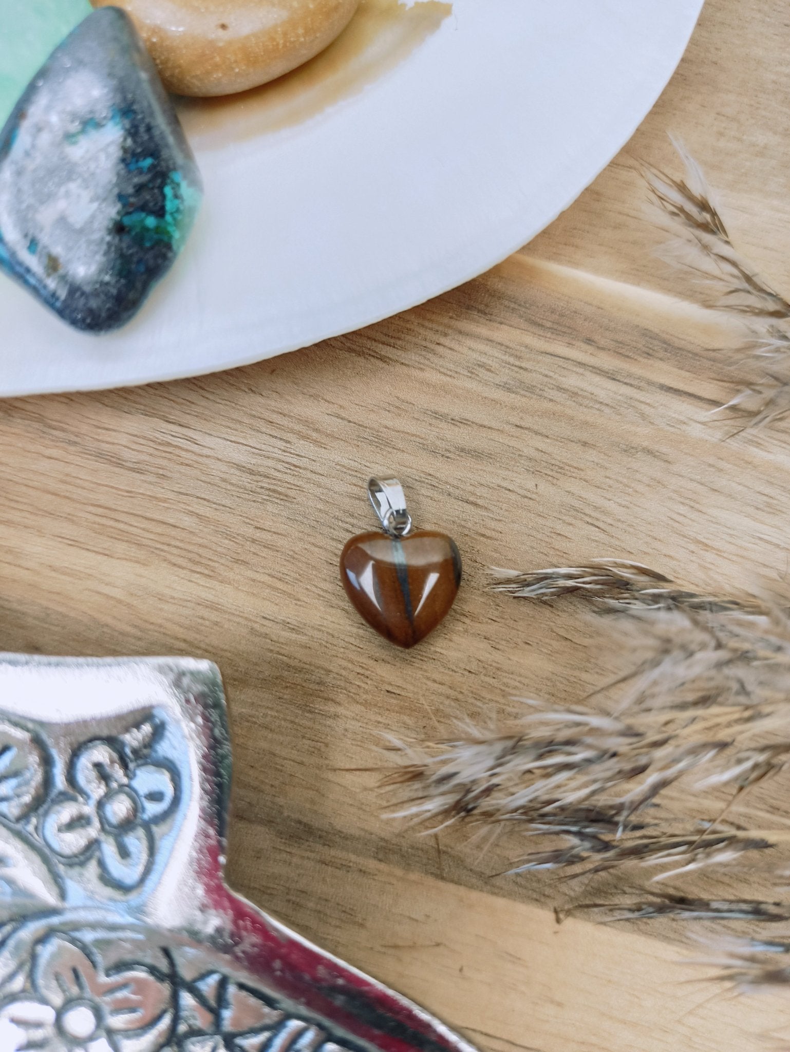 Tijgerijzer edelsteen hanger hart | 12 mm – curated crystal by Marga Jacobs | rust, symboliek en intuïtieve zelfzorg