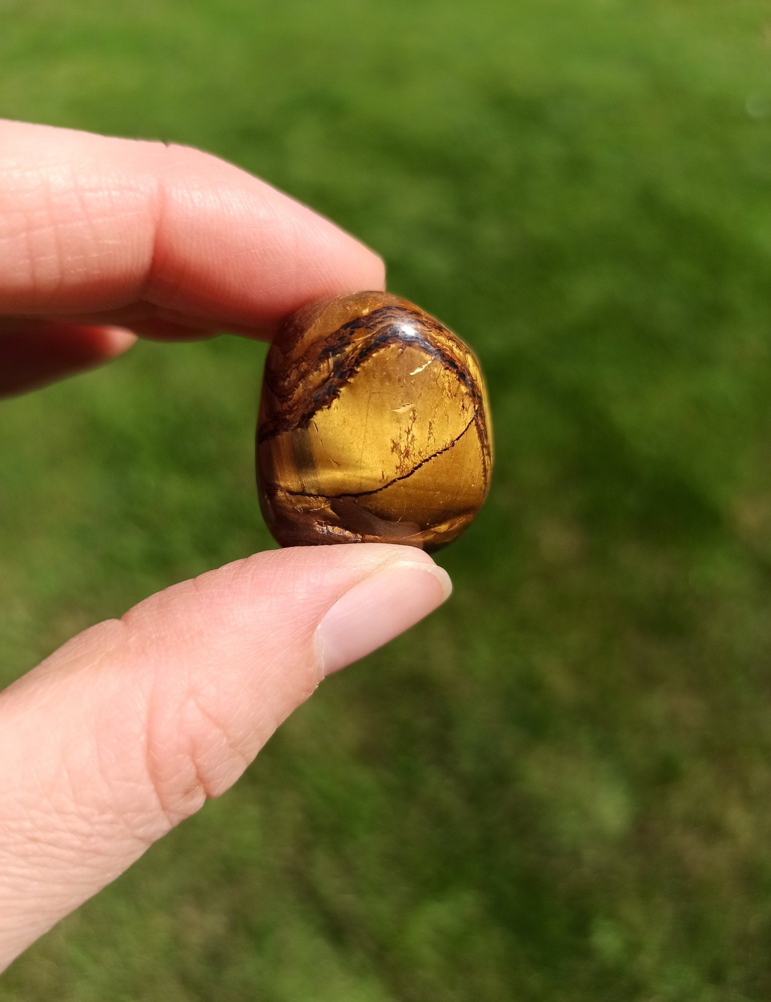 Tijgerijzer trommelstenen – curated crystal by Marga Jacobs | rust, symboliek en intuïtieve zelfzorg