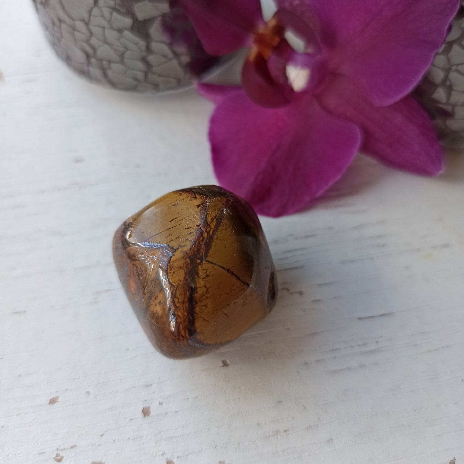 Tijgerijzer trommelstenen – curated crystal by Marga Jacobs | rust, symboliek en intuïtieve zelfzorg