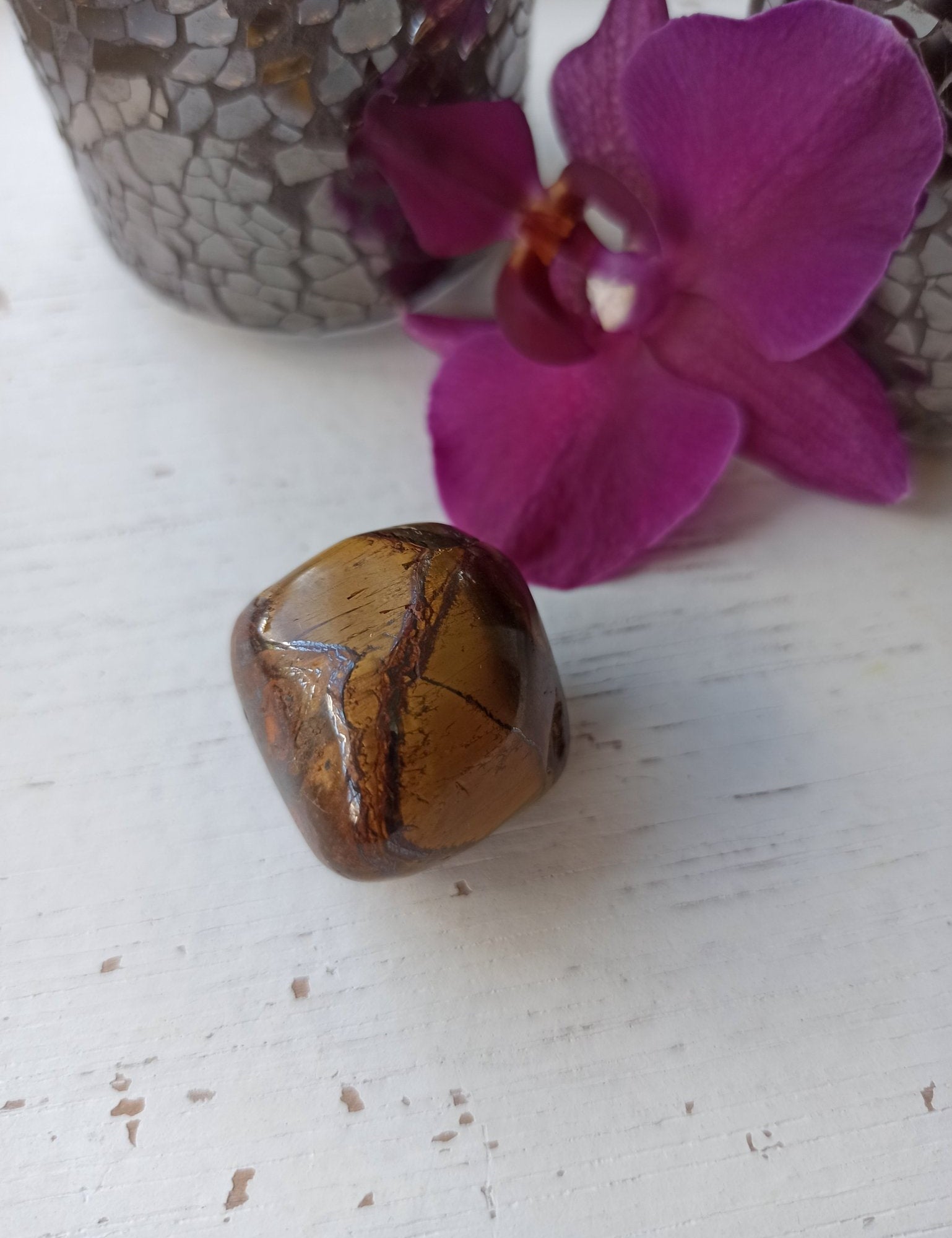 Tijgerijzer trommelstenen – curated crystal by Marga Jacobs | rust, symboliek en intuïtieve zelfzorg