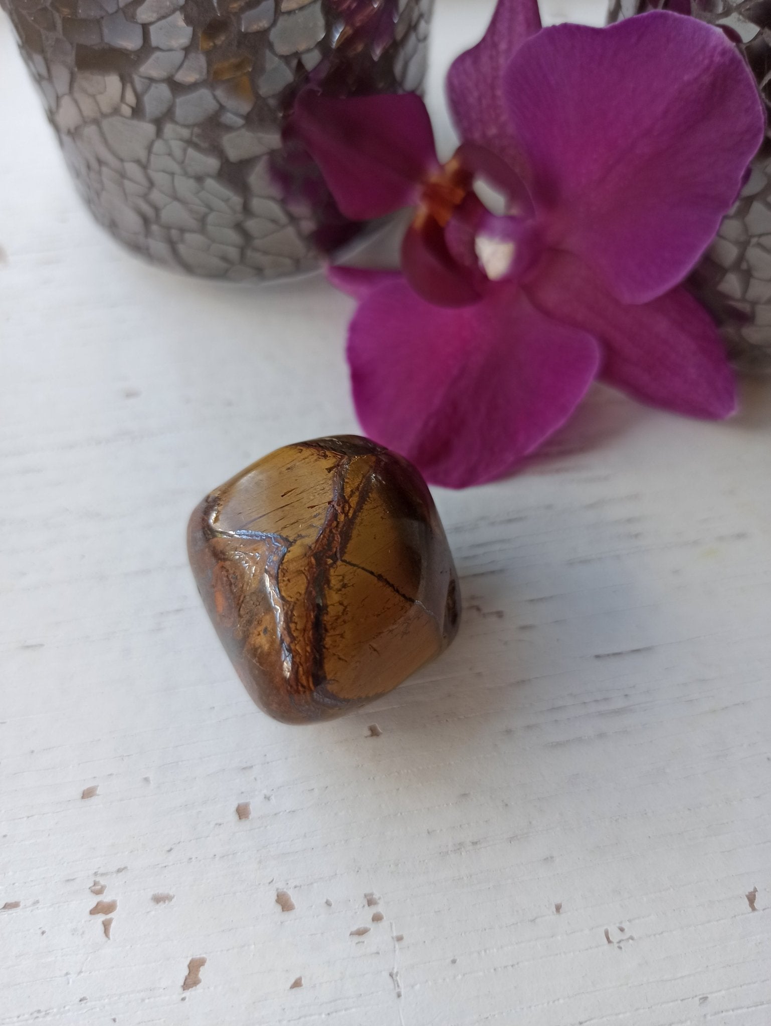 Tijgerijzer trommelstenen – curated crystal by Marga Jacobs | rust, symboliek en intuïtieve zelfzorg