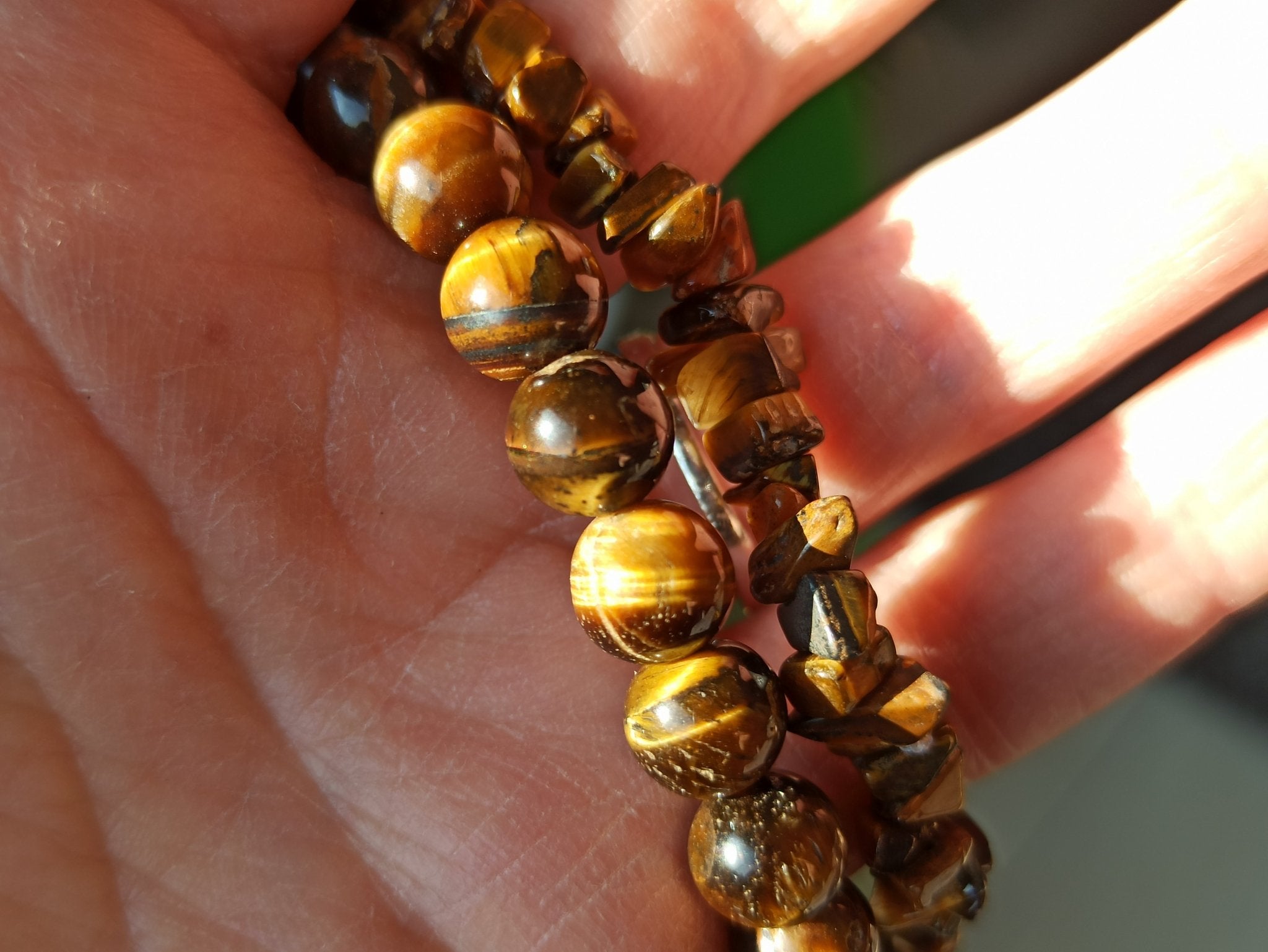 Tijgeroog edelsteen armband | 8 mm – curated crystal by Marga Jacobs | rust, symboliek en intuïtieve zelfzorg