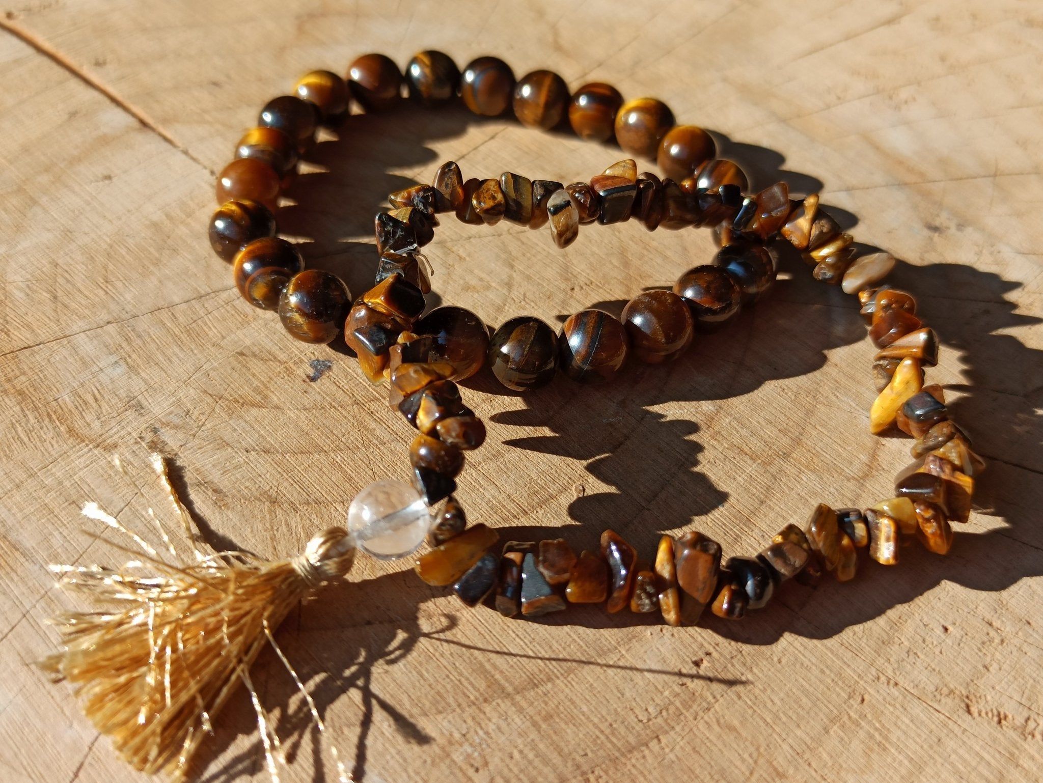 Tijgeroog edelsteen armband split met flosje – curated crystal by Marga Jacobs | rust, symboliek en intuïtieve zelfzorg