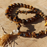 Tijgeroog edelsteen armband split met flosje – curated crystal by Marga Jacobs | rust, symboliek en intuïtieve zelfzorg