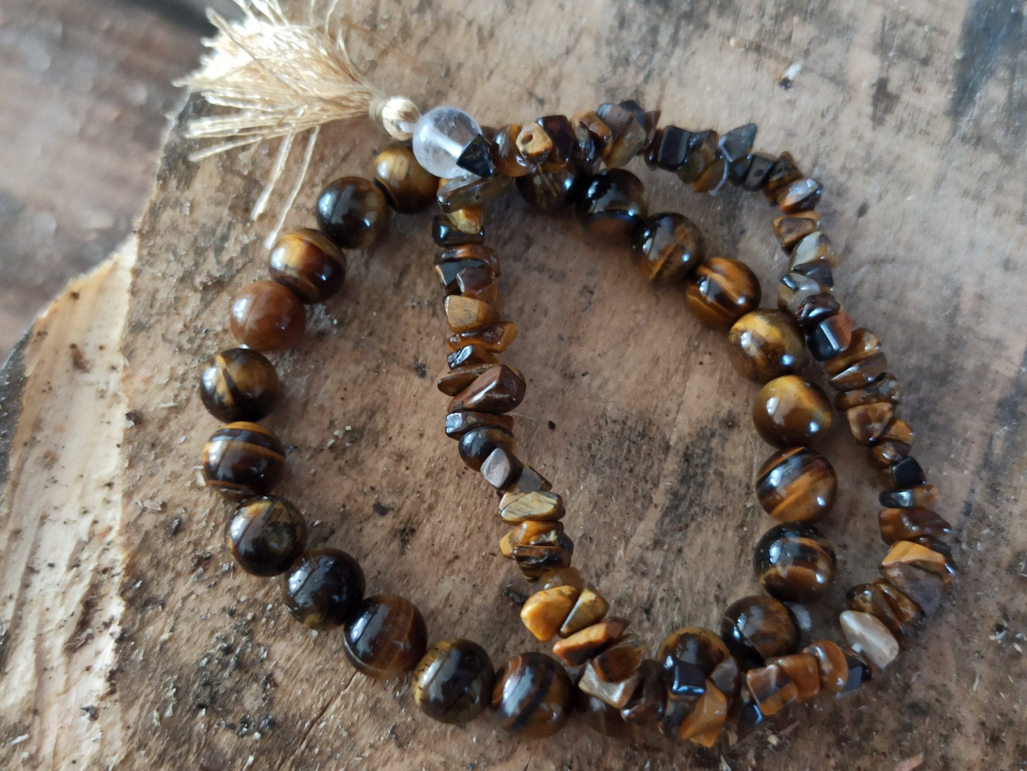 Tijgeroog edelsteen armband split met flosje – curated crystal by Marga Jacobs | rust, symboliek en intuïtieve zelfzorg