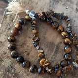 Tijgeroog edelsteen armband split met flosje – curated crystal by Marga Jacobs | rust, symboliek en intuïtieve zelfzorg