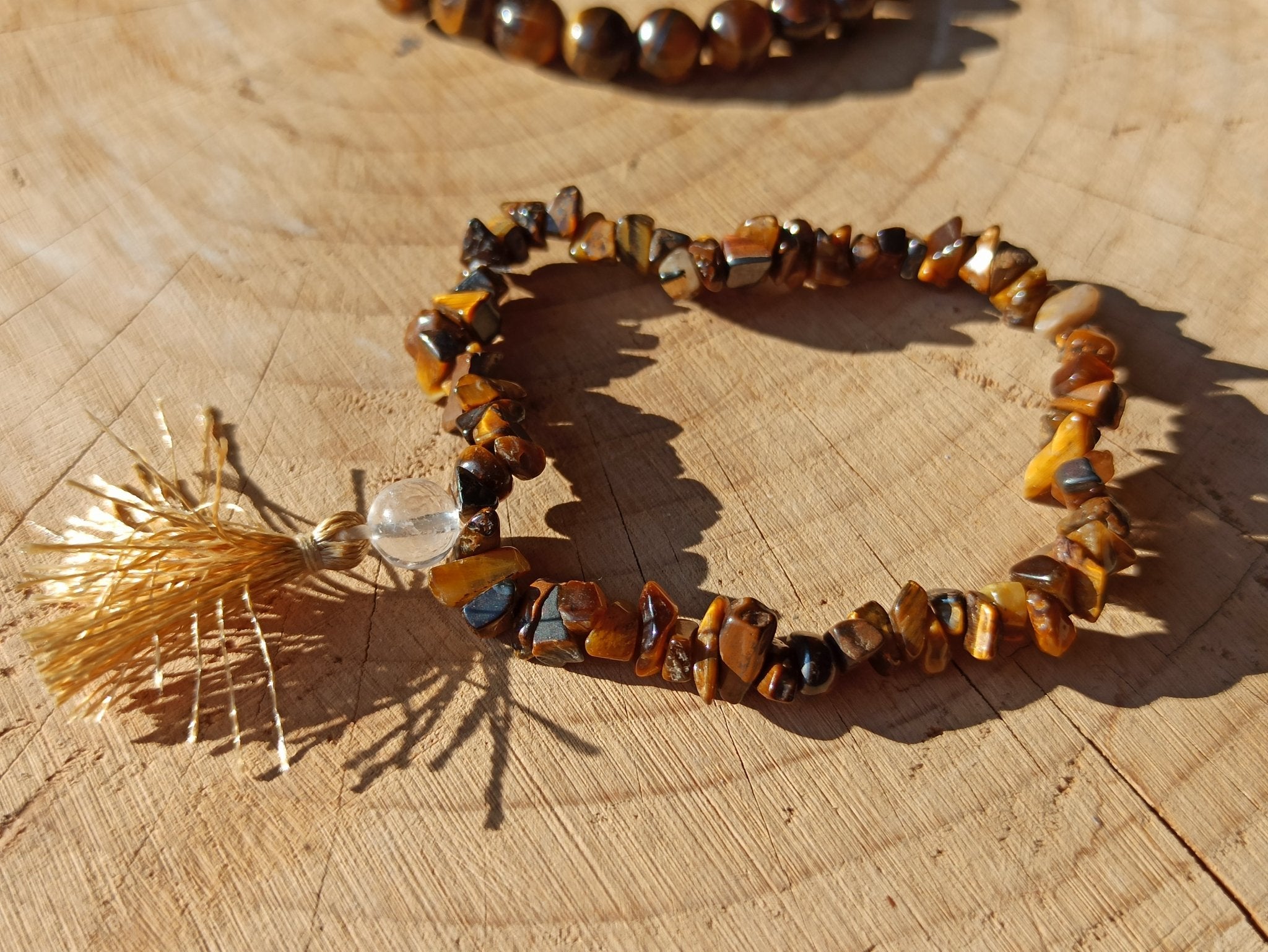 Tijgeroog edelsteen armband split met flosje – curated crystal by Marga Jacobs | rust, symboliek en intuïtieve zelfzorg