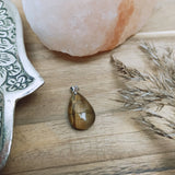 Tijgeroog edelsteen hanger druppel | 25 mm – curated crystal by Marga Jacobs | rust, symboliek en intuïtieve zelfzorg