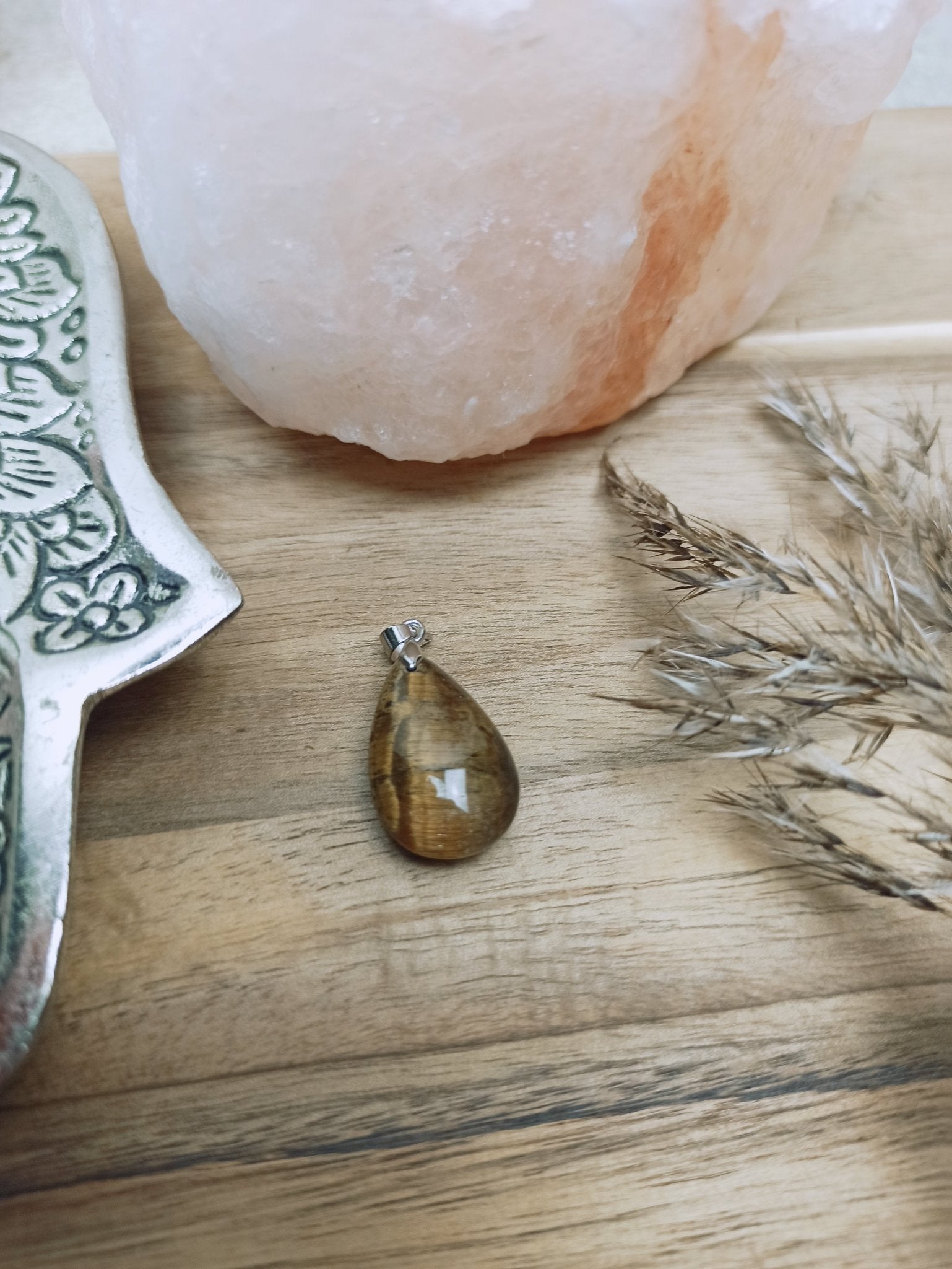 Tijgeroog edelsteen hanger druppel | 25 mm – curated crystal by Marga Jacobs | rust, symboliek en intuïtieve zelfzorg