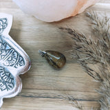 Tijgeroog edelsteen hanger druppel | 25 mm – curated crystal by Marga Jacobs | rust, symboliek en intuïtieve zelfzorg